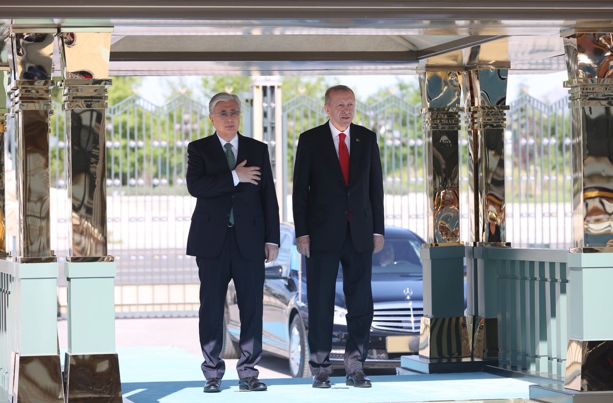 tcbestepe's tweet photo. Cumhurbaşkanı @RTErdogan, Türkiye’ye resmî ziyarette bulunan Kazakistan Cumhurbaşkanı Kasım Cömert Tokayev'i resmî törenle karşıladı. https://t.co/LLsrTrYCHj