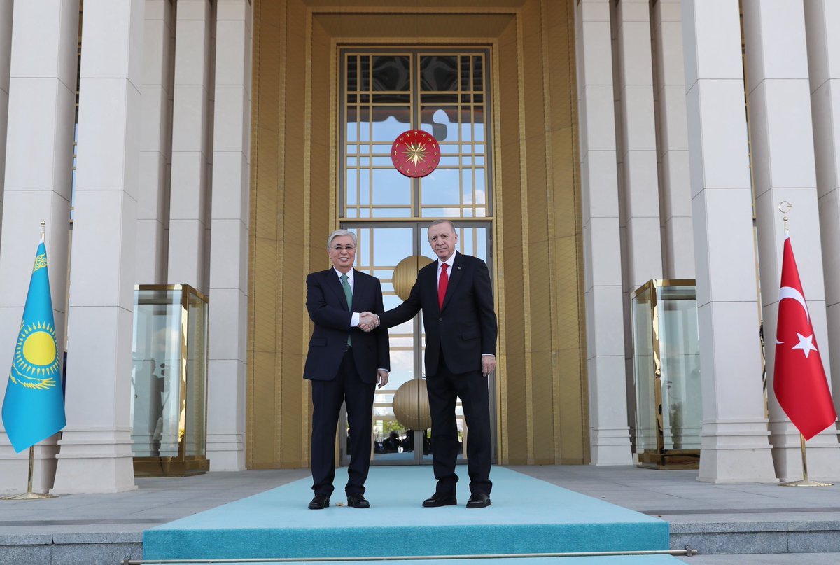 tcbestepe's tweet photo. Cumhurbaşkanı @RTErdogan, Türkiye’ye resmî ziyarette bulunan Kazakistan Cumhurbaşkanı Kasım Cömert Tokayev'i resmî törenle karşıladı. https://t.co/LLsrTrYCHj
