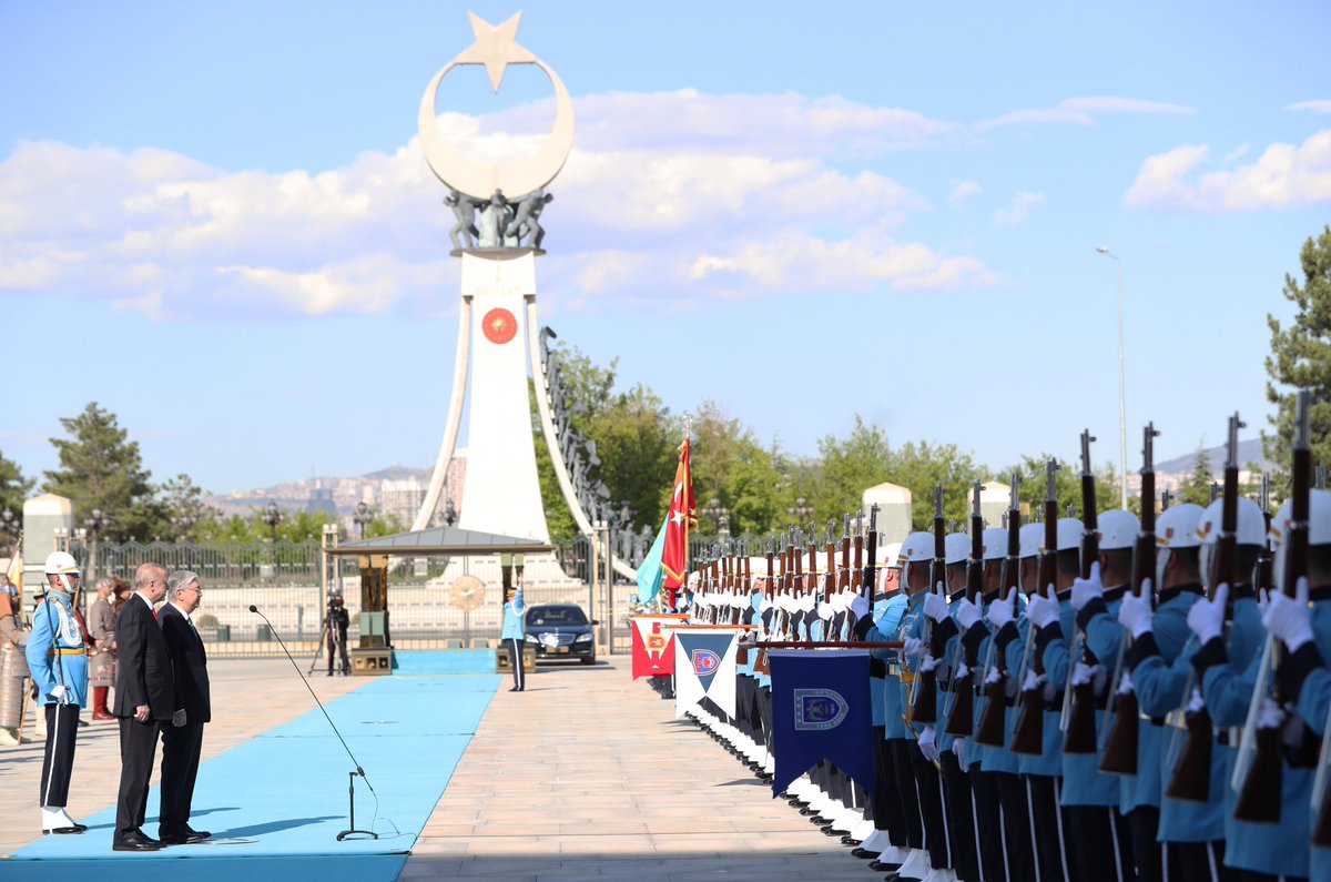 tcbestepe's tweet photo. Cumhurbaşkanı @RTErdogan, Türkiye’ye resmî ziyarette bulunan Kazakistan Cumhurbaşkanı Kasım Cömert Tokayev'i resmî törenle karşıladı. https://t.co/LLsrTrYCHj
