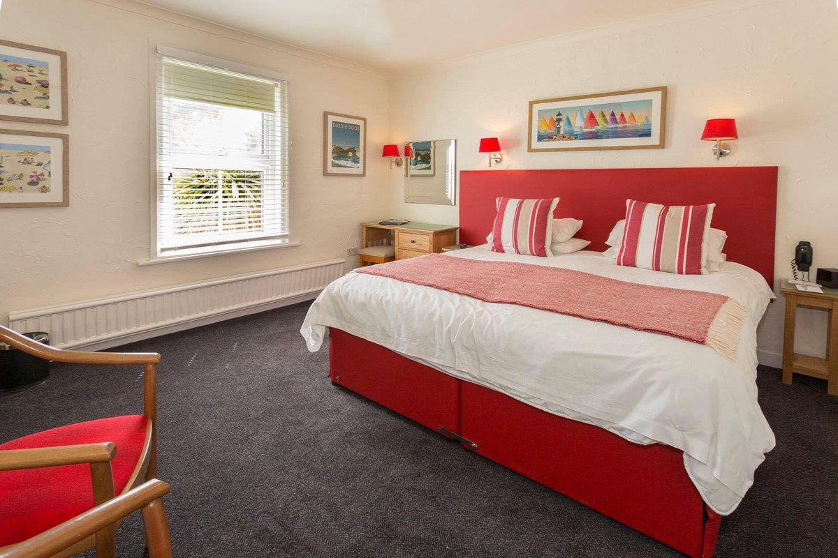 LAST MINUTE AVAILABILITY 

B&amp;B from £165 for two sharing, including comp upgrade for stays this weekend only! 

Book today &amp; spend the weekend by the seaside ☎️ 01243 827142 to book!