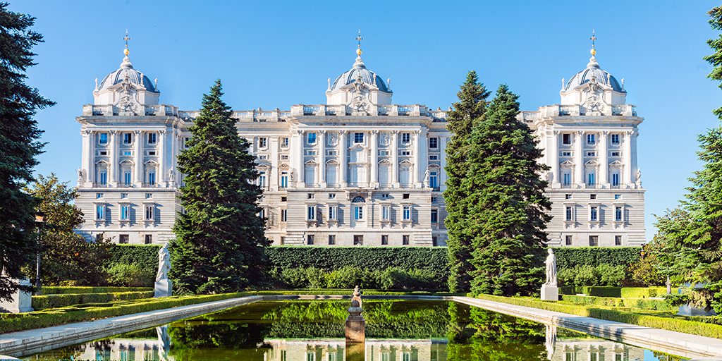 Built in the 18th century by order of Philip V, the Royal Palace of #Madrid is one of the most famous landmarks of the capital city. Its beauty is undeniable but, don't you see something wrong in the 📸?

👉https://t.co/6UgHNJ2Pda

#YouDeserveSpain #VisitSpain @TurismoMadrid https://t.co/DySmTa3E2O