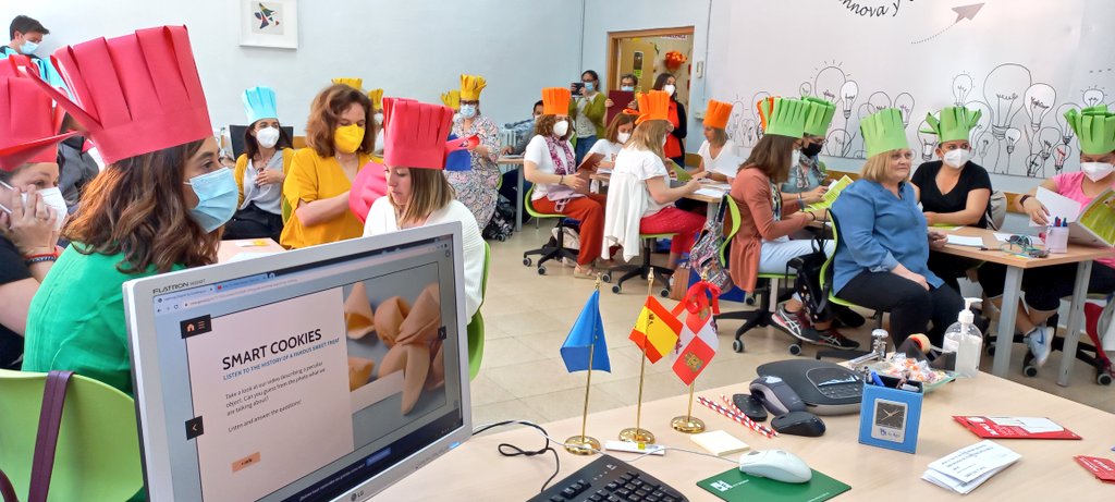 CFPIdiomas's tweet photo. Todo un lujo volver a acoger en nuestro centro a los profesores de Inglés primaria @educacyl con el curso presencial. 

"LEARNING ENGLISH BY COOKING PRIMARY" &amp; Petrina Moir 

Actividades innovadoras con impacto directo en su alumnado #formaciónCyL #innovaCyL #internacionalizaCyL https://t.co/EOri8w6Ex5