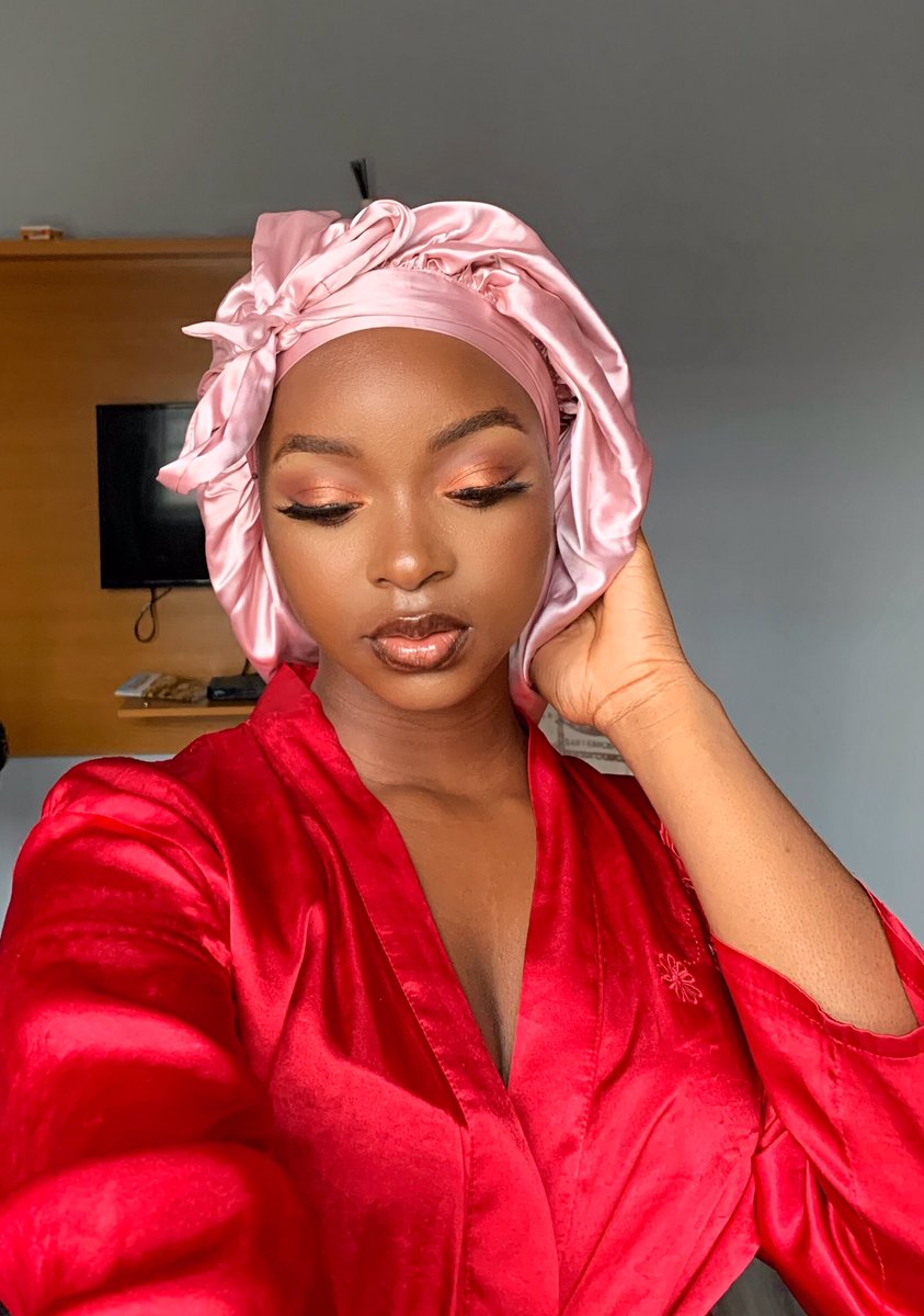allursbyzee's tweet photo. Our hair covers are aimed at giving you comfort. Made of silk, has two adjustable ropes, big band without elastic and it’s luxurious.

Price: N3000

HAIR BONNET 
HAIR BONNET IN LAGOS 
#hairbonnet #protectivehair #naturalhair #hairbonnets https://t.co/ugiMbQYr5y