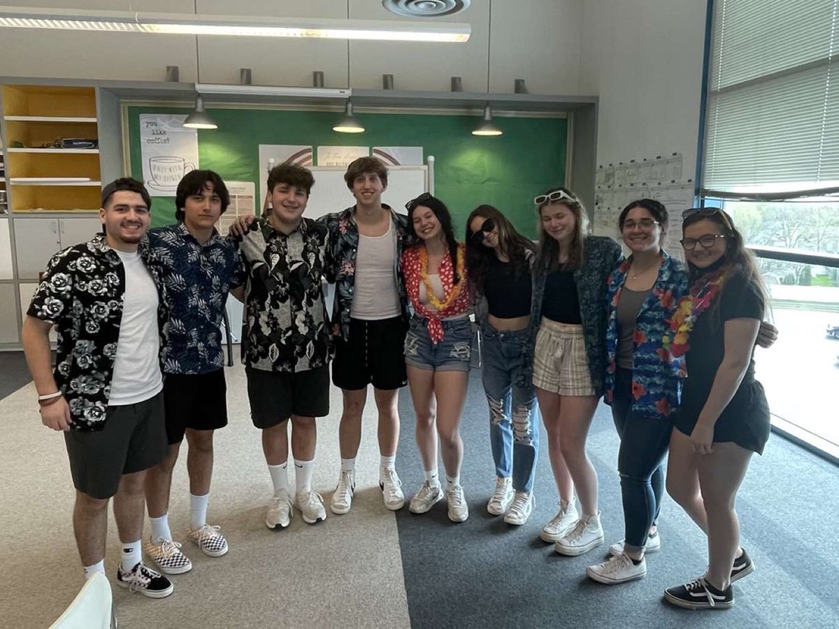 _rachelyoung26's tweet photo. Pajic’s 3rd period really gets spirit days☀️🏝@miss_pajic @AndrewStuCo https://t.co/YNzo9fgyTR