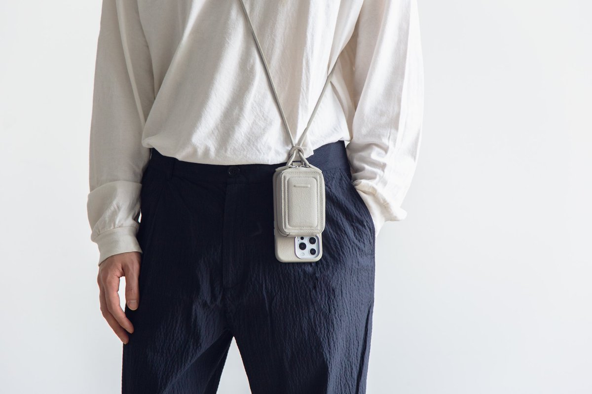 本日より、『ショルダーストラップ付MagSafe対応iPhoneケース 