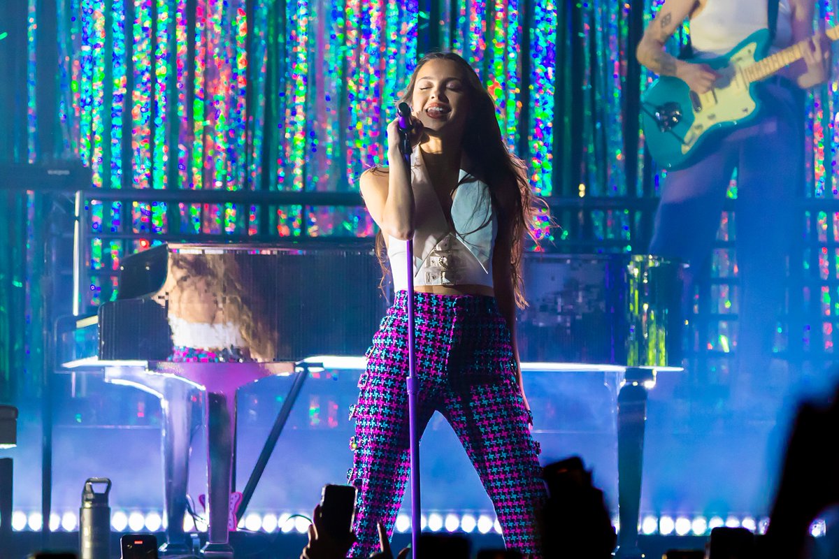 Singing all of our favorite <a href="/oliviarodrigo/">Olivia Rodrigo</a> songs last night felt very good 4 us! 💜

Olivia, see you again soon?

📷: <a href="/photorushin/">📸 Terence RUSHin 📸</a>