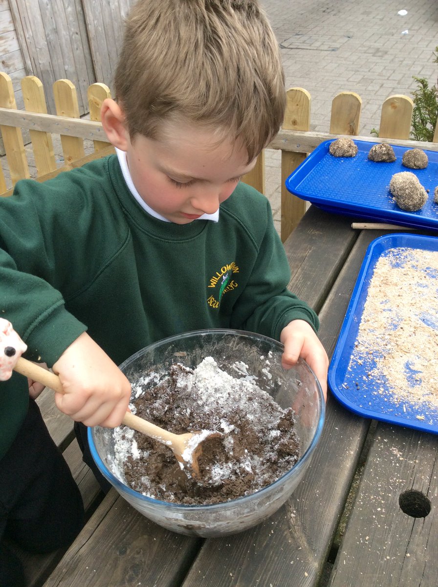 wpsYear2Melyn's tweet photo. We made butterfly/bee seed balls on @WillowtownPri  it was so much fun 🦋🐝 #wpsstem #outdoorlearning #wpsllc #wpsnumeracy https://t.co/Uq50ykbLvl