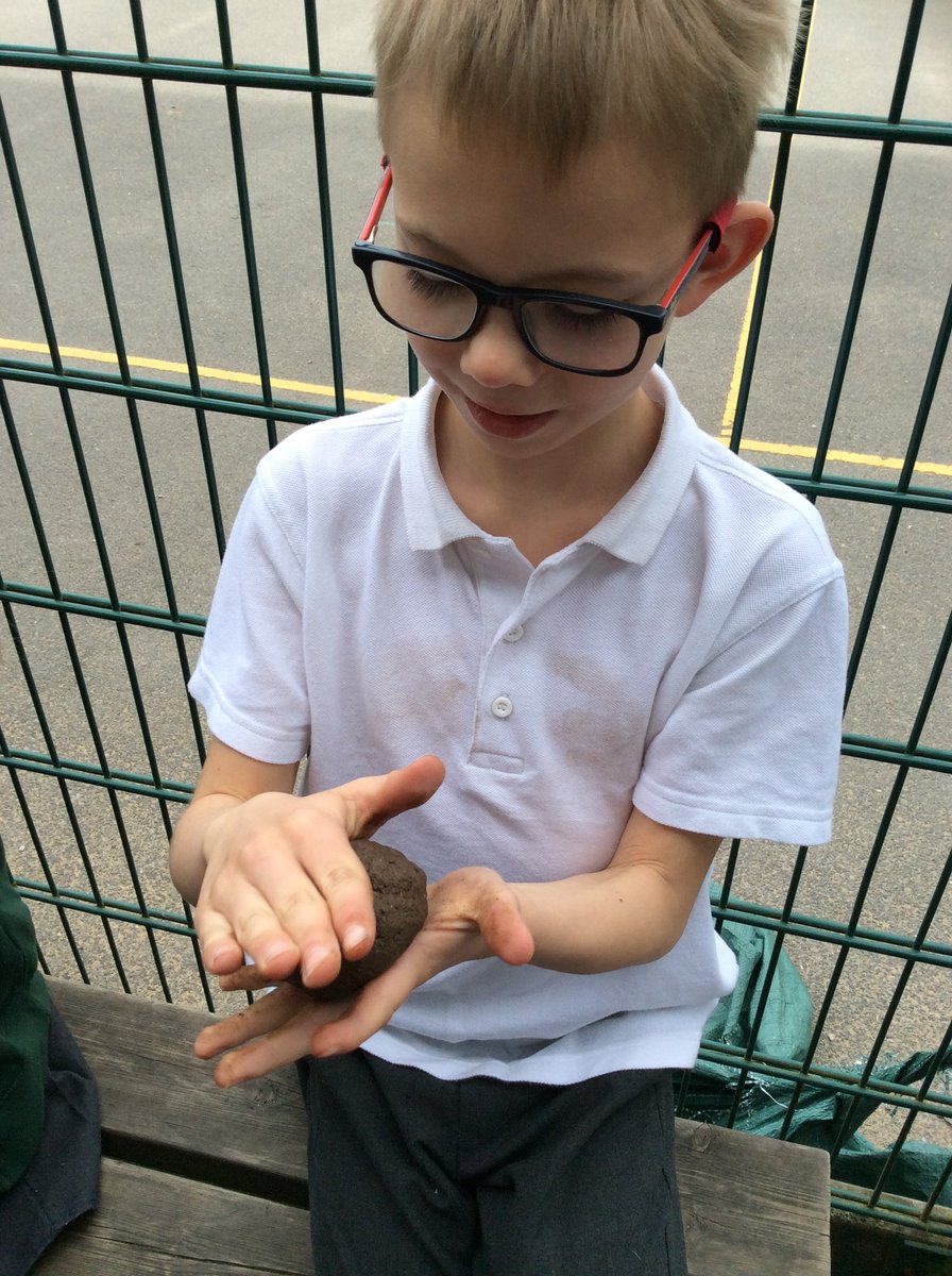 wpsYear2Melyn's tweet photo. We made butterfly/bee seed balls on @WillowtownPri  it was so much fun 🦋🐝 #wpsstem #outdoorlearning #wpsllc #wpsnumeracy https://t.co/Uq50ykbLvl