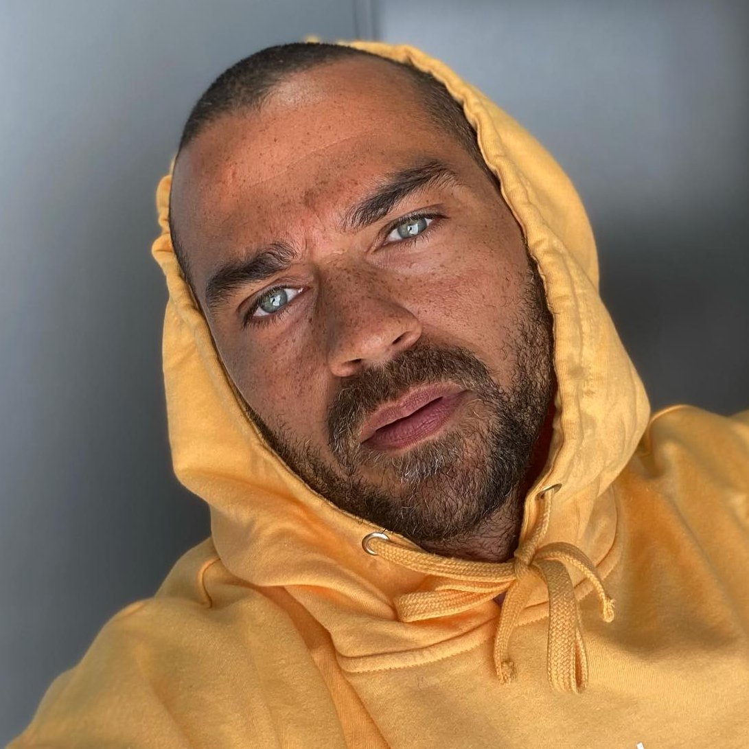 poptime's tweet photo. O ator Jesse Williams (Grey's Anatomy) fez uma peça na Broadway COMPLETAMENTE NU e teve os vídeos vazados na internet.

O motivo do alvoroço? O tamanho da doll! 👀🔥 https://t.co/5lWDhMexws