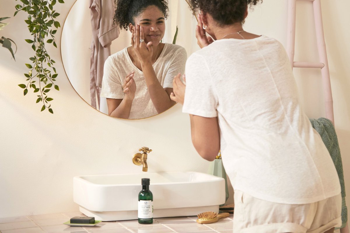 TheBodyShopIND's tweet photo. The first step in every skincare routine is cleansing, & our #TeaTree #SkinClearing #FacialWash will certainly leave you feeling refreshed. Enriched with #CommunityFairTrade #teatreeoil, it is a long-time favourite.
Available for just Rs. 595, shop now: https://t.co/wjgkjYFM1g https://t.co/oD1u4rDJDm