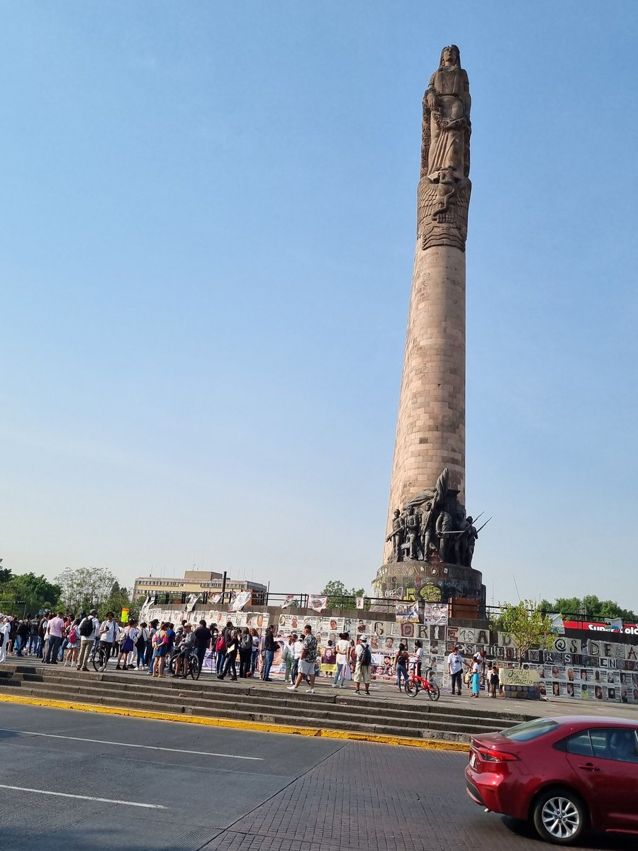 ErnestoGoca's tweet photo. Diferentes colectivos de personas desaparecidas se reúnen en el monumento de Los Niños Héroes ahora de Los y Las Desaparecidos, madres de familia dicen que no hay nada que celebrar en el #DiaDeLaMadre hasta encontrarlos. Cantan "Hijo mío tu madre está en la lucha" @informador https://t.co/bX8d5pWTxY