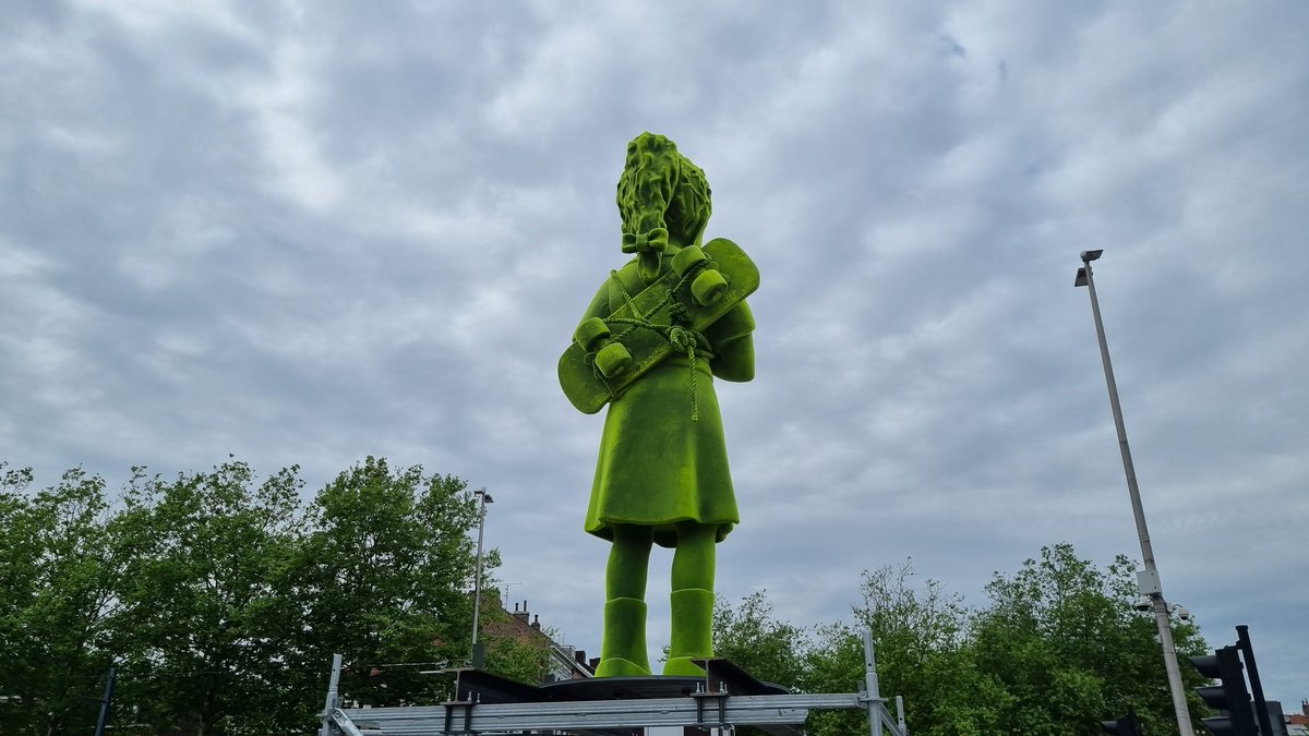 roubaix's tweet image. Ça y est le "Moss People" de @lille3000 est bien arrivé à Eurotéléport 🌿 #UtopiaLille ça commence ce week-end à Lille et dans la Métropole !

Un petit côté #URBXFestival avec ce skate dans le dos non ? 🛹 #Roubaix