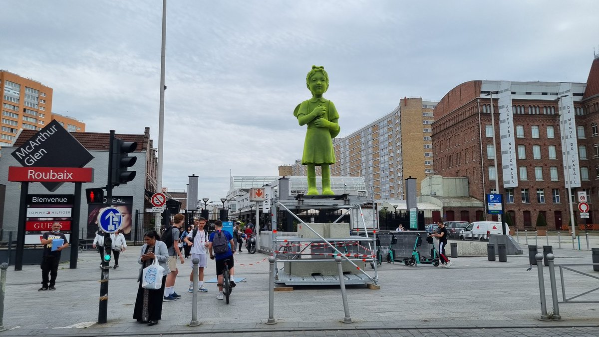 roubaix's tweet image. Ça y est le "Moss People" de @lille3000 est bien arrivé à Eurotéléport 🌿 #UtopiaLille ça commence ce week-end à Lille et dans la Métropole !

Un petit côté #URBXFestival avec ce skate dans le dos non ? 🛹 #Roubaix