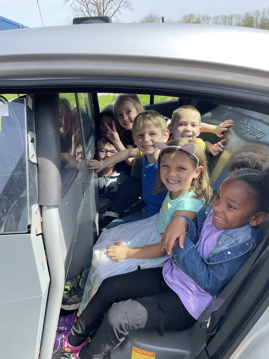 MrsShea_'s tweet photo. What an awesome morning in kindergarten! We had various volunteers come do some hands on activities in their field of work with my students as part of our goods and services PBL! A huge thanks to Belknap Plumbing, Trooper Langston, and Nurse Brittany Belknap #OurBMSA #OAISS https://t.co/06xzCoIXfU