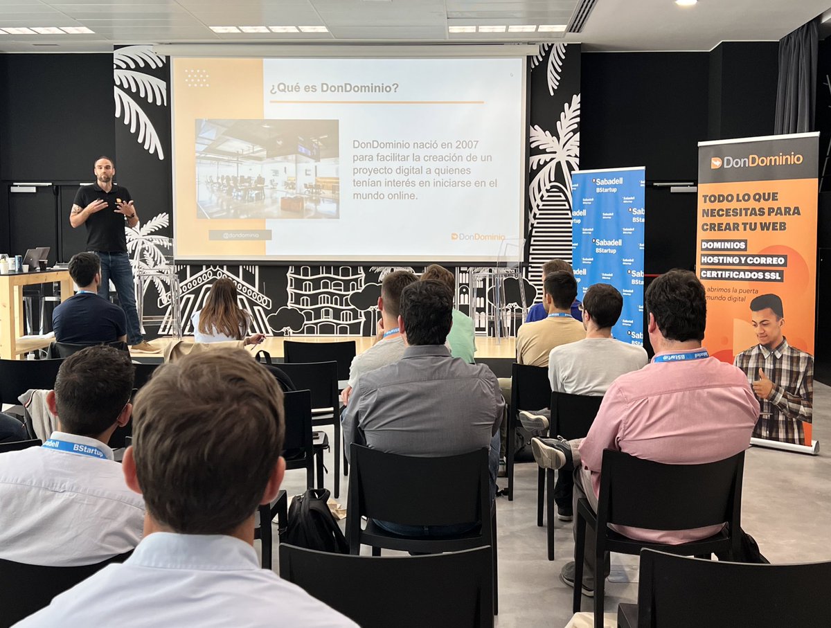 seedrocket's tweet photo. 🌐Un placer recibir a @xidevik de @DonDominio en esta sesión de Q&amp;A para resolver las dudas sobre dominios, hosting, posicionamiento y otras cuestiones tecnológicas de nuestras #startups participantes. 📣

#SeedRocketCampus https://t.co/pK6uDsP36w