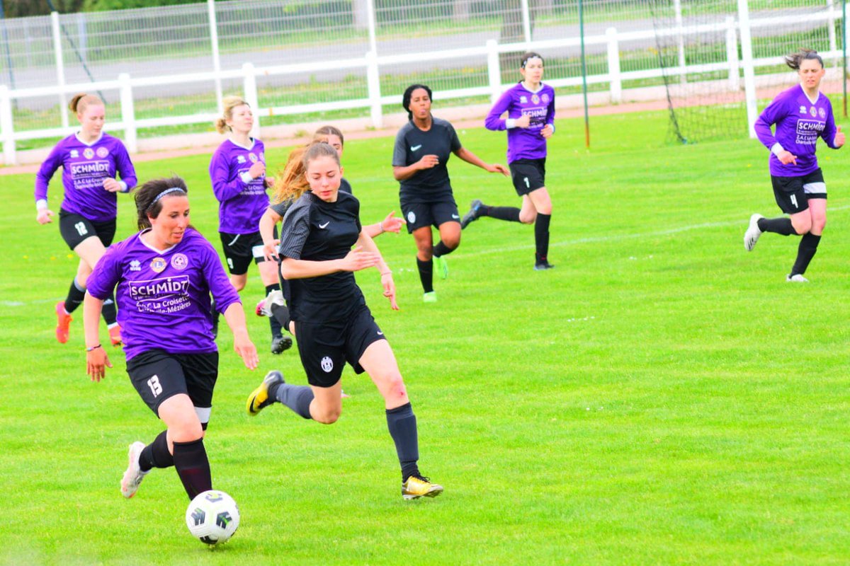 France3CA's tweet photo. Football féminin amateur : "Joueuse enceinte = équipe exclue", le club de Villers-Semeuse dénonce son forfait (Cc @Cavs08000)
> https://t.co/k9ZrRTgyr5 https://t.co/0dOrbhtWzp