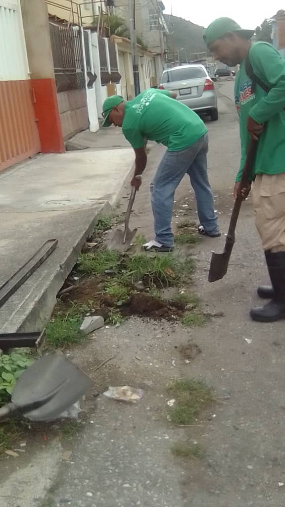 #10Mayo Cumpliendo con el Plan de Prevención por la temporada de lluvias, propuesto por el Alc. <a href="/RafaelMaracay21/">Rafael Morales</a>, cuadrillas de <a href="/iamib20/">@Iamib20</a>  realizan limpieza en el sistema de drenaje en el sector La Cooperativa. 

#NegritudRebelde