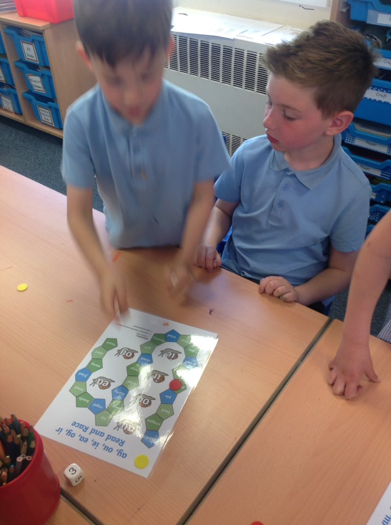 Class3KA_NR's tweet photo. Time to practise phonics by playing games. The competition is real! 😆 #phonics #games #realwords #alienwords https://t.co/RZ7hMYwuBN