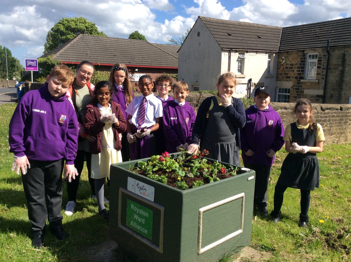 classyork22's tweet photo. Spring flowers for our community planter ⁦@AETAcademies⁩ ⁦@MeadsteadPA⁩ ⁦@MeadsteadExecP⁩ ⁦@MeadsteadHoS⁩ #bebighearted https://t.co/hCztcxydkw