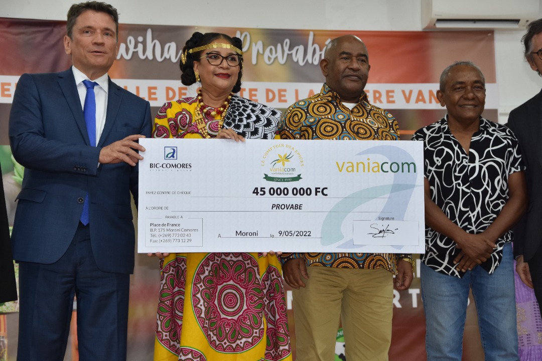 SylvainRiquier1's tweet photo. Je salue l'initiative de la société @vaniacom exportatrice de vanille des #Comores bio et équitable 🇰🇲, qui crée la première mutuelle de santé pour les employés et leur famille, au total 700 personnes. Un modèle pour le #développement économique et social du pays 👏🏾
@chihabidine https://t.co/4OA5fZwYjL