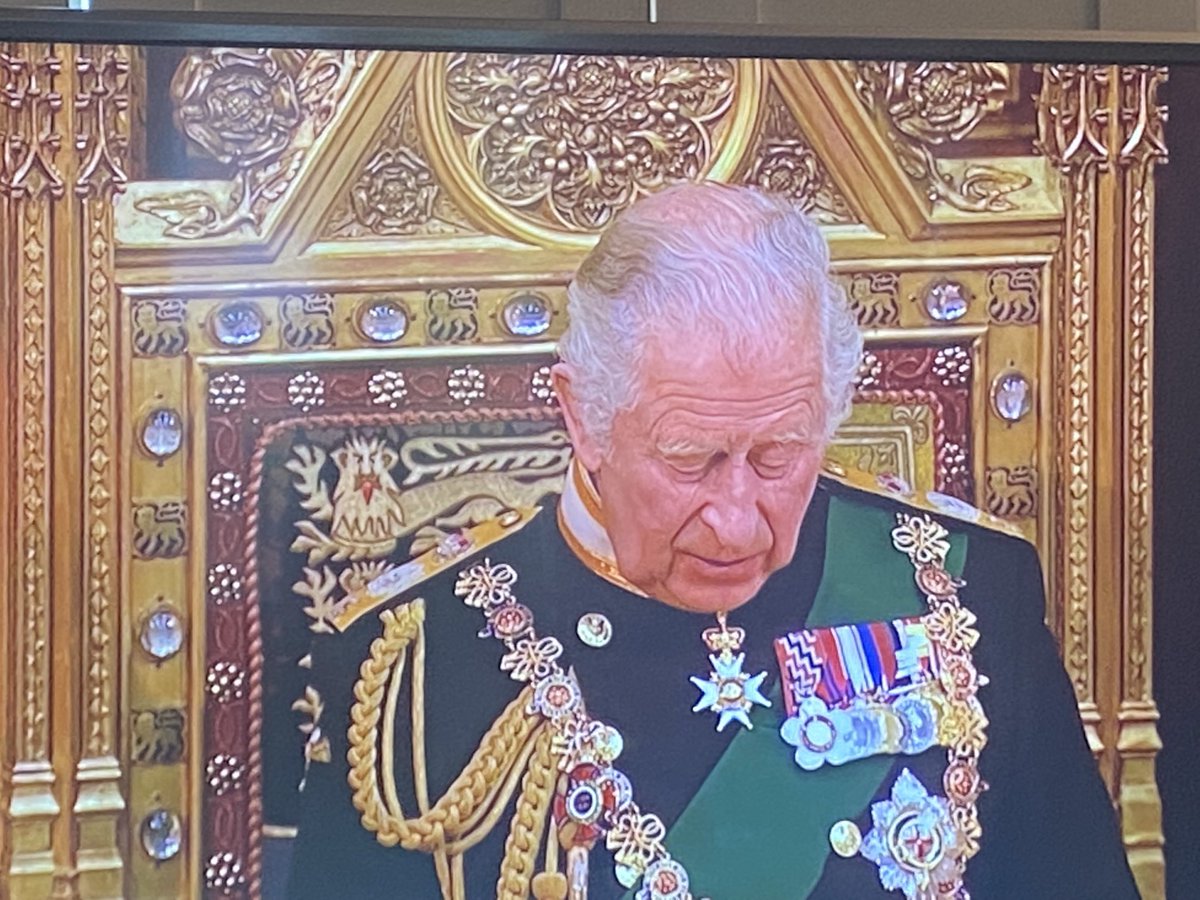 Kevin_Maguire's tweet photo. Hereditary prince in a ridiculous Ruritanian uniform on a golden throne in Parliament’s unelected chamber reading out a Government’s annual plan.

Welcome to modern Britain. https://t.co/G1hkJ0gfOJ