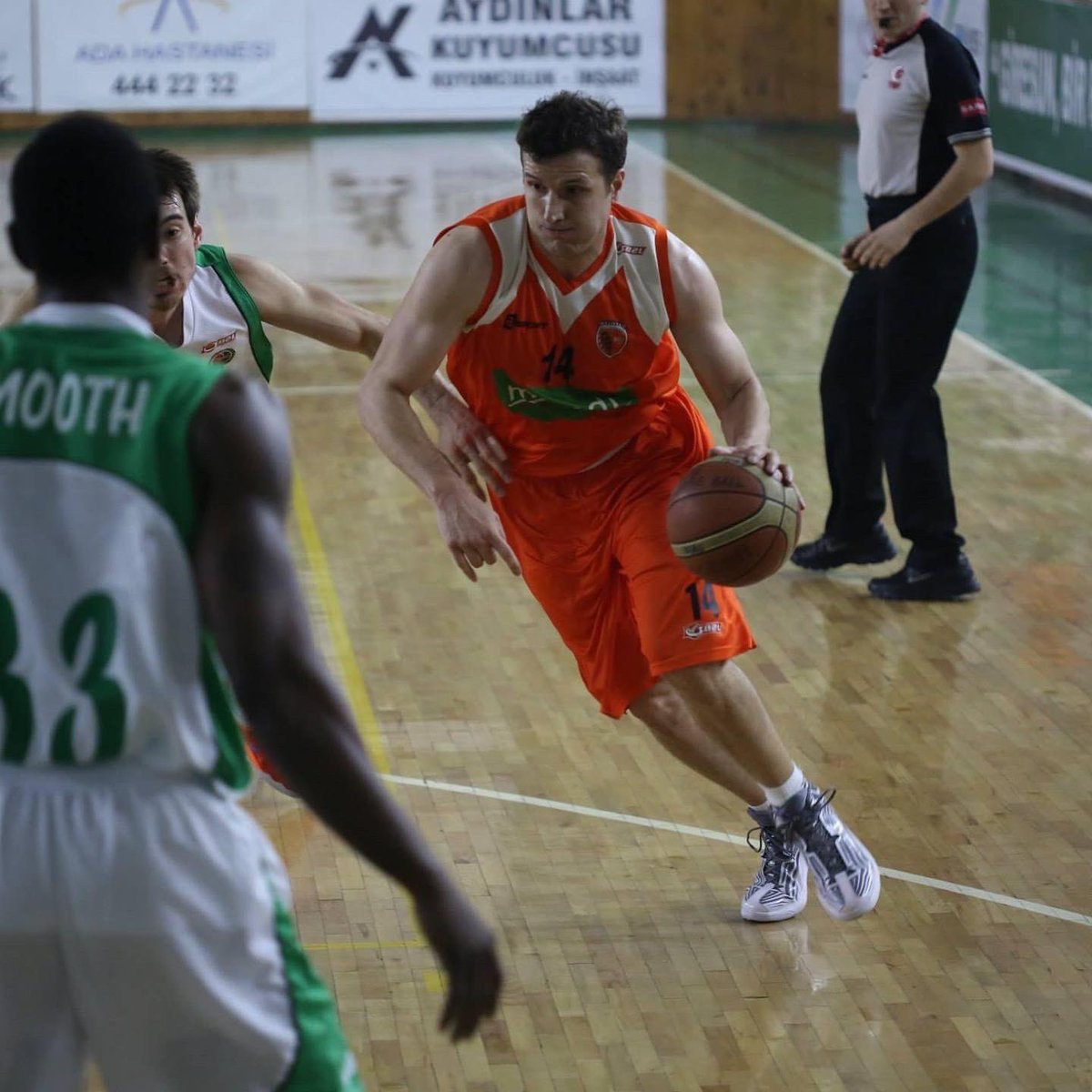 🙏 Tecrübeli oyuncu Salih Uğraşan, basketbolu bıraktığını açıkladı. 

Birçok takımın formasını giyen 1983 doğumlu oyuncu bu sezon Final Spor formasıyla son maçında Balıkesir karşısında 19 dakika sahada kalarak 25 sayı üretti.
<a href="/salihugrasan/">salih uğraşan</a> 👏