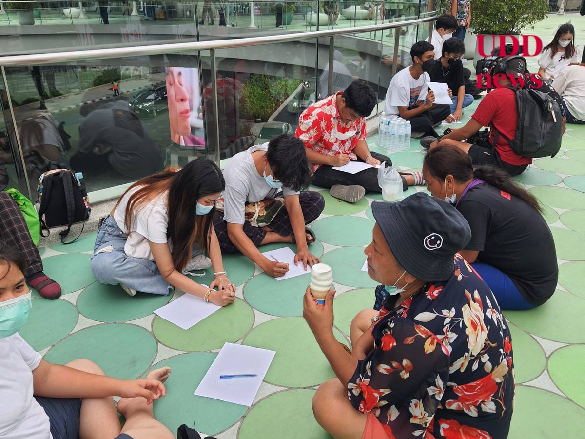 udd_red's tweet photo. 17.00 น. เริ่มแล้วกิจกรรม "วาดแมวหยุดขัง" สกายวอล์ค มาบุญครอง แมวสื่อถึงสัญลักษณ์ของการอยู่นอกกรง และหลาย ๆ ครั้ง ที่นักโทษทางการเมืองจะนำแมวออกมาจากเรือนจำด้วยภายหลังได้รับการประกันตัว อาทิ เพนกวิน, ไมค์
#ม็อบ10พฤษภา65
#DemHope
#UDDnews #ยูดีดีนิวส์ https://t.co/KL0kK4PO8a