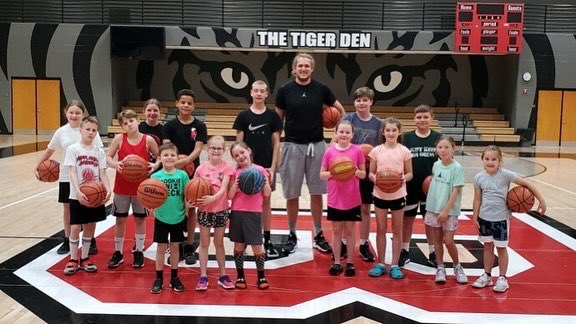 CompeteTraining's tweet photo. Great night last night kicking off our Bluffton @competetrainingacademy location‼️
-
We are excited to take the #competementality to Bluffton, IN 📍 and anyone from any school can attend‼️
-
#compete #wetraininabarn
-
@BHSGirls_Hoops @BHSTigersHoops https://t.co/0F4za1sKwb
