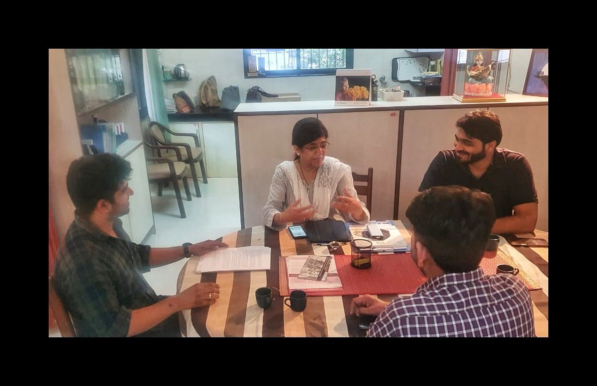 TanmayKanitkar's tweet photo. तळजाई बचाव आंदोलनाच्या निमित्ताने काल आम्ही खासदार @vandanahchavan यांची भेट घेतली. आणि जेव्हा त्यांना टेकडीवर चालू जंगल उध्वस्त करणाऱ्या काँक्रीटीकरणाची माहिती दिली तेव्हा त्यांनी डोक्यालाच हात लावला! (1/3) #Taljai
@Indraneel_14 @SahakarnagarCF @parivartanpune https://t.co/ttG8GiQR0Y