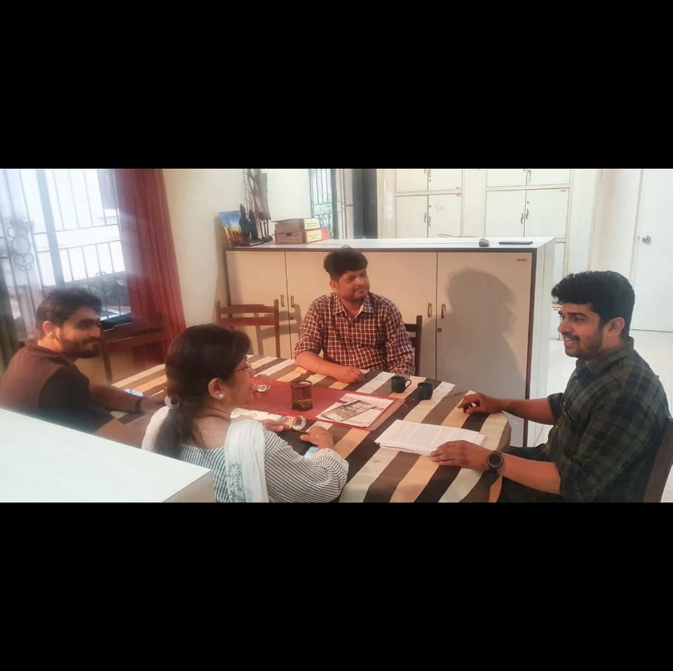 TanmayKanitkar's tweet photo. तळजाई बचाव आंदोलनाच्या निमित्ताने काल आम्ही खासदार @vandanahchavan यांची भेट घेतली. आणि जेव्हा त्यांना टेकडीवर चालू जंगल उध्वस्त करणाऱ्या काँक्रीटीकरणाची माहिती दिली तेव्हा त्यांनी डोक्यालाच हात लावला! (1/3) #Taljai
@Indraneel_14 @SahakarnagarCF @parivartanpune https://t.co/ttG8GiQR0Y