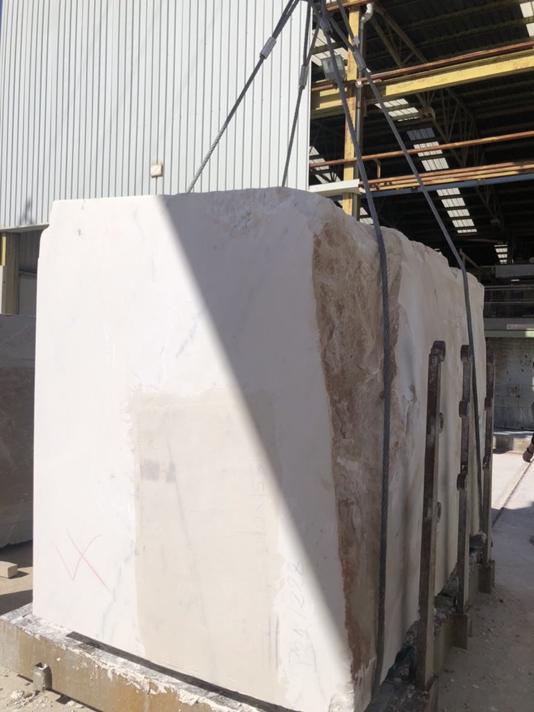 marbeautystone's tweet photo. Ready to cut. #blockmarble #whitemarble #naturalstone #marbleindustry #achitecture #decoracion #homedecor #marbledesign #NaturalBeauty https://t.co/rItZS3RDwA