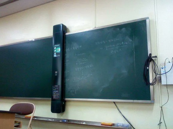 creapills's tweet photo. Corée du Sud : cet équipement efface le tableau tout en scannant son contenu pour l'envoyer aux élèves. Pratique ! https://t.co/ZyRR1v2U1J