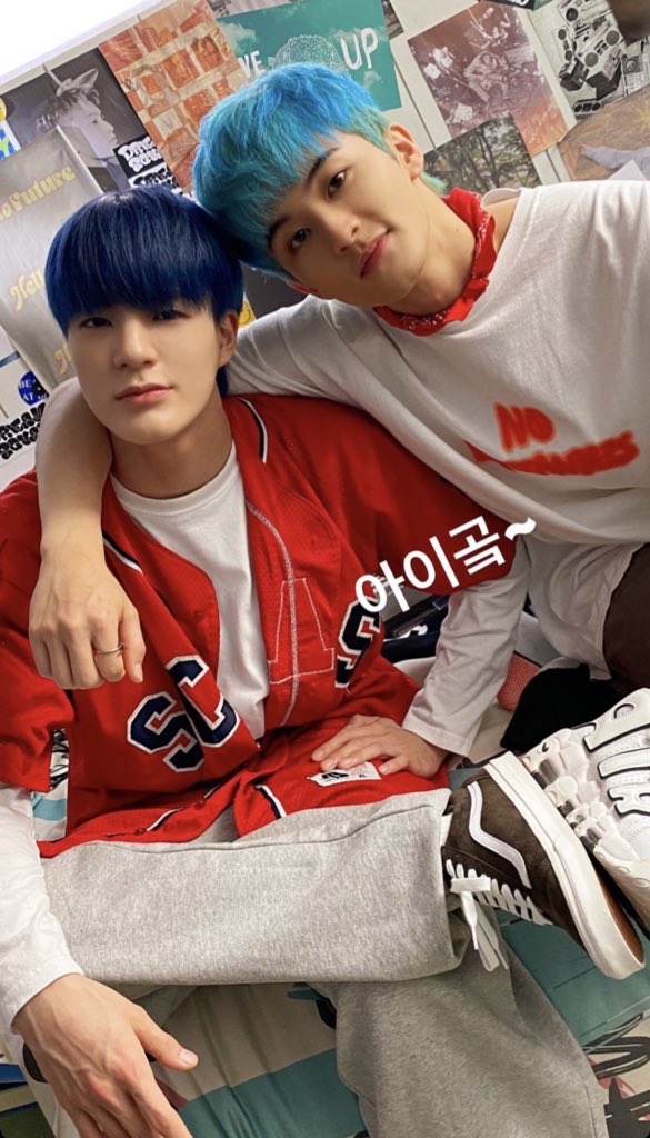 LOOKSMKL's tweet photo. #MARK and jeno🐯🐶 https://t.co/5JQP2M1WgC