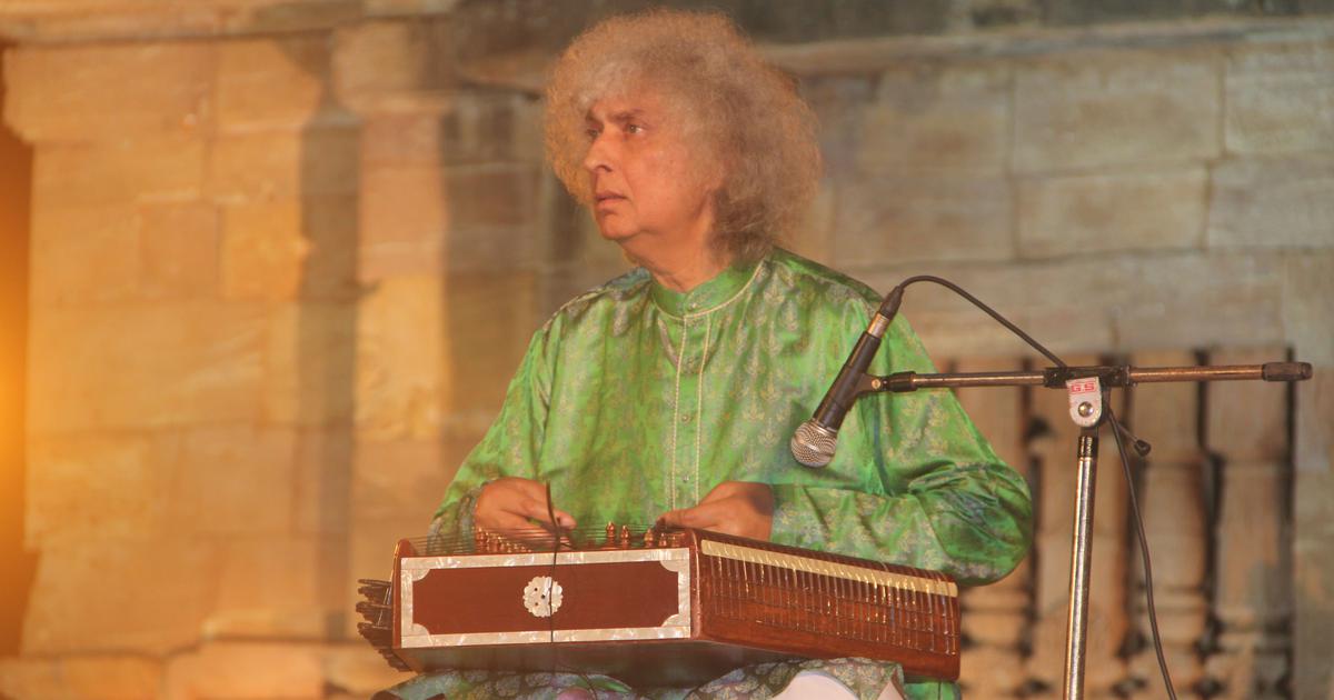 Santoor maestro #ShivkumarSharma dies at
Pandit ji was a music composer& santoor player from Jammu.The santoor is originally a folk instrument but became an instrument for Indian classical through his internationally recognized playing style
#शिवकुमार_शर्मा #panditshivkumarsharma