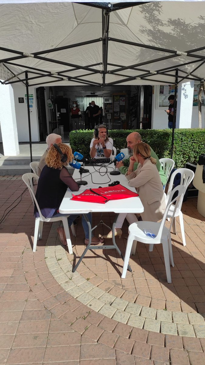 RadioAltea's tweet photo. 🎙️🚌Hui hem traslladat la ràdio a la plaça de l'ajuntament d'Altea, on s'ha emés en directe el programa especial "A Trossos i Mossos", per la visita de l'oficina mòbil Bus Labora i les jornades Ocupa’t.

#altea #ràdioaltea #buslabora https://t.co/nqt6u8bRWM