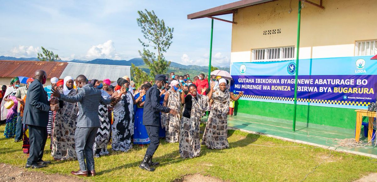 hambajona's tweet photo. Polisi y'u #Rwanda yatanze inzu n’ubwato ku baturage bo mu birwa bya #Bugarura na #Rutagara biherereye muri @RutsiroDistrict @RwandaWest @Rwandapolice @HabitegekoFran1 @RNPSpokesperson @NtwaliVenuste2 @micomyizajohn @oswaki
Inkuru irambuye hano>>>
https://t.co/tclQ2k8jfC https://t.co/HODhPROJ2U