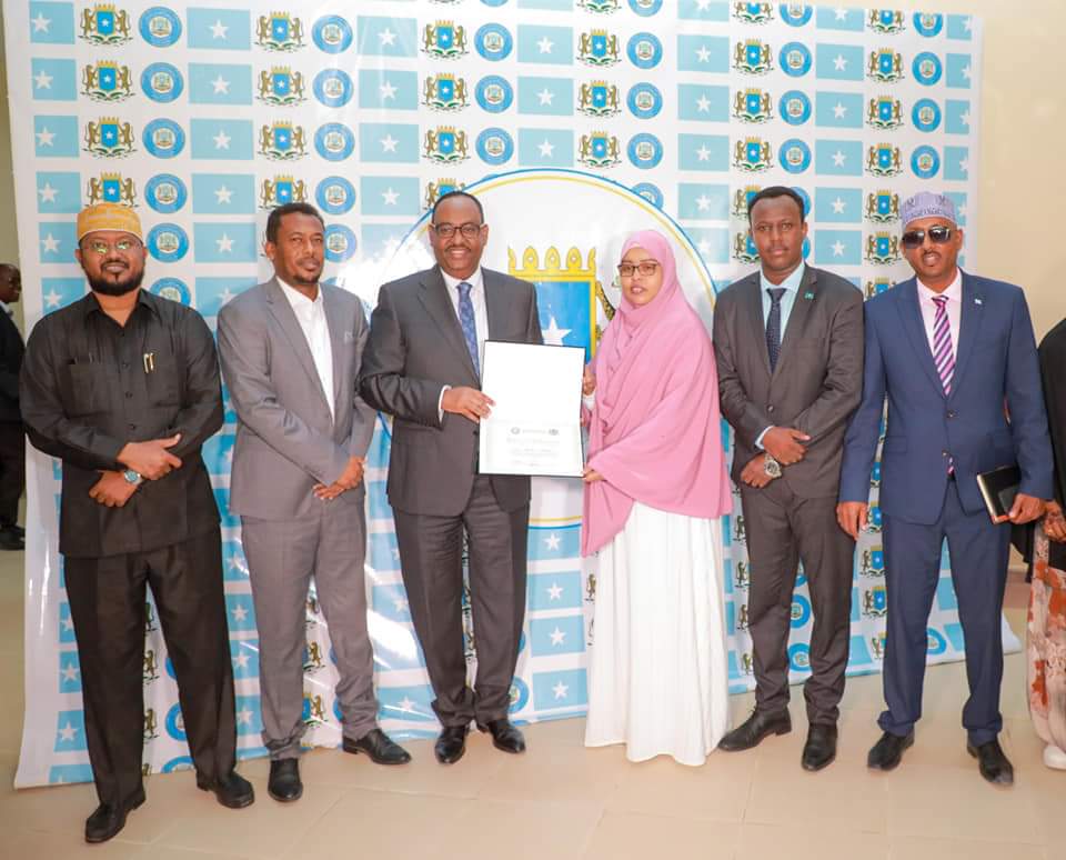 Deni4TheVilla's tweet photo. Madaxweynaha dhaarto u dhiman tahay ayaa hada shahaadada qaatay .
5 maalmood ayaa ka haray guushii.
#Deni4somalia
#Somalia
#AMMI
#ADEEG
#AMMANO https://t.co/8apDAWBpRy