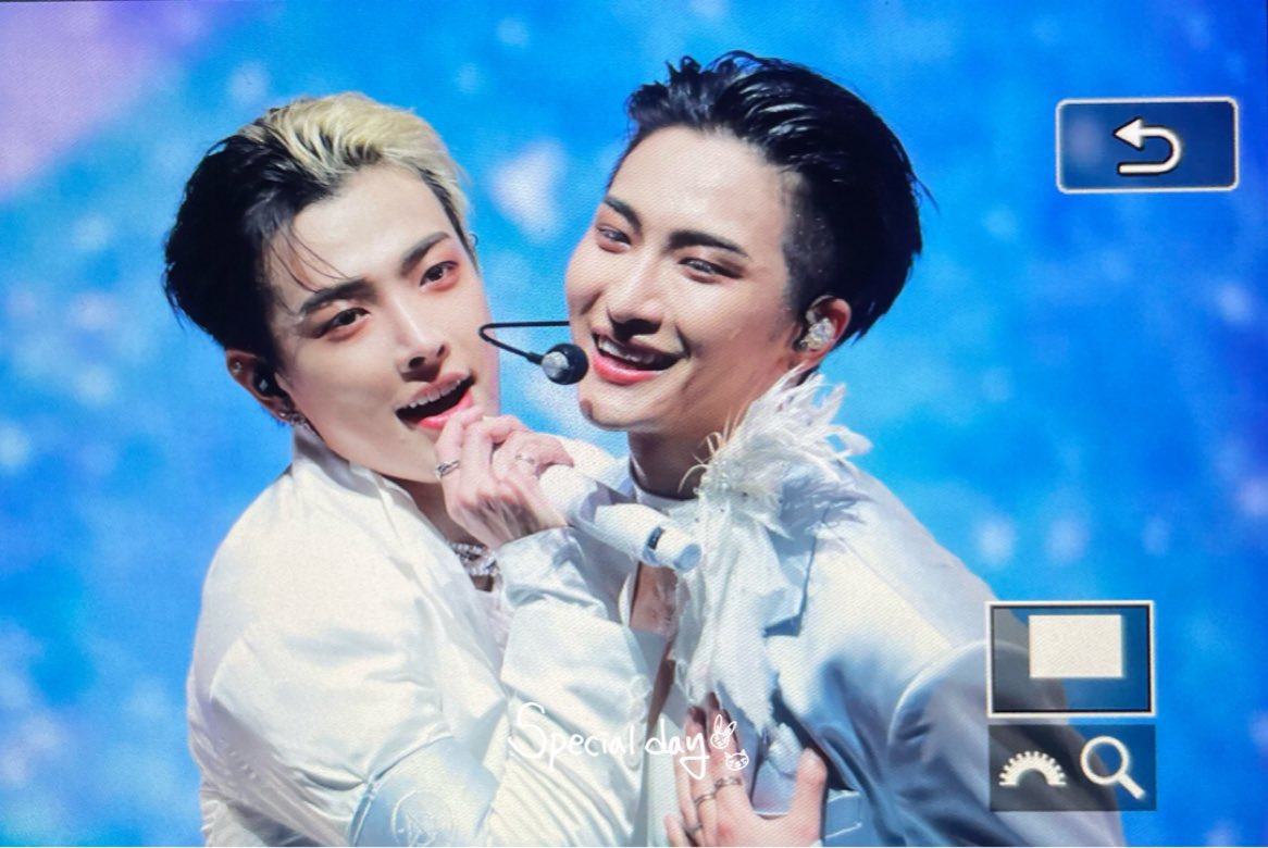 hyteez's tweet photo. sebenernya pengen bngt open publik buat story ateez di IG WA tp apalah daya dunia punya norma, drpd aku dan ateez kena hujat makanya buat cerita di twt saja🎓🥊 https://t.co/G2qf5jZRWU