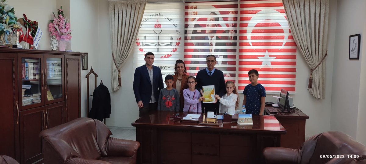 cobandedilkokul's tweet photo. Köprüköy Çobandede İlkokulu olarak E- twinning projesi kapsamında hazırlanan dergimizi ilçe milli eğitim müdürümüze tanıttık. Emeği geçen öğretmen ve öğrencilerimize teşekkür ederiz.
@skaygusuz 
@koprukoymem 
@latifbagacli
@Ahmet_faruk25 https://t.co/DyoZhoKsT0