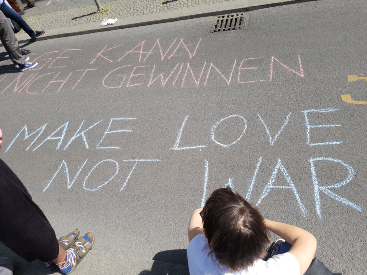 REntwaffnen's tweet photo. Großartige Musik und spannende Redebeiträge von @Riseup4rojavaD und @rp_berlin und @urgewald und @unverwertbar zu Aufrüstung und Krieg in der Friedrichstraße 60, wo der Lobbyverband der deutschen Rüstungsindustrie #BDSV seinen Sitz hat. 
#RheinmetallEntwaffnen #stopwarinukraine https://t.co/WwBU0OYSrT