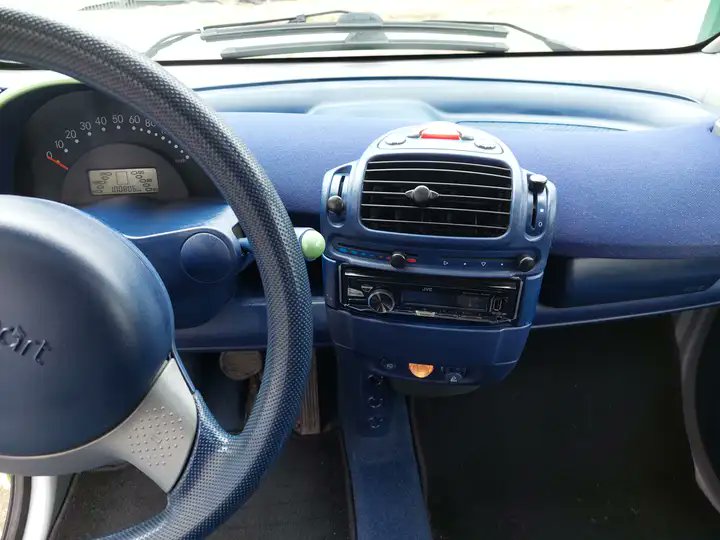 _deni's tweet photo. é isso: achei o carro mais anos 2000 possível. O carro já vem com skin do windows media player (quero muit https://t.co/3t1ZrQmgjn