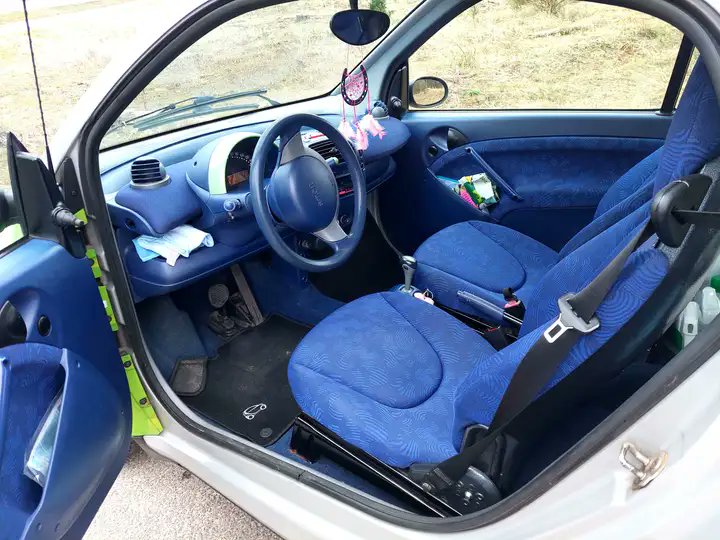 _deni's tweet photo. é isso: achei o carro mais anos 2000 possível. O carro já vem com skin do windows media player (quero muit https://t.co/3t1ZrQmgjn