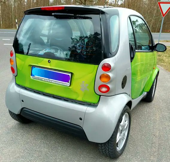 _deni's tweet photo. é isso: achei o carro mais anos 2000 possível. O carro já vem com skin do windows media player (quero muit https://t.co/3t1ZrQmgjn