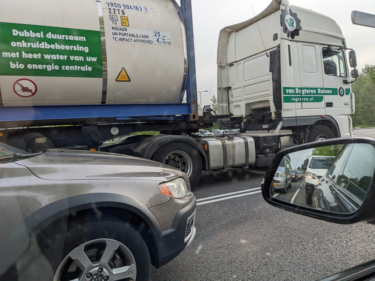 A3ano13's tweet photo. @GemeenteMeppel 10 mei, 8.30 uur!!. Catharina afgesloten. Dus doorrijden (illegaal) over Herengracht. Prinsengracht afgesloten. Dus door naar Bekinkbaan. Linksaf naar Oosteinde onmogelijk vanwege oneindige stroom auto's vanaf Bekinkbaan. Dus rechtsaf Bekinkbaan op. Daar reed https://t.co/W78ZbR6f2f