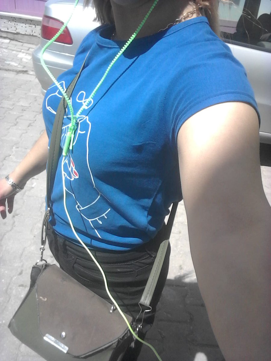 Çarşıya cikiyorum erkeklerin yerine köpekler takip ediyor beni :))