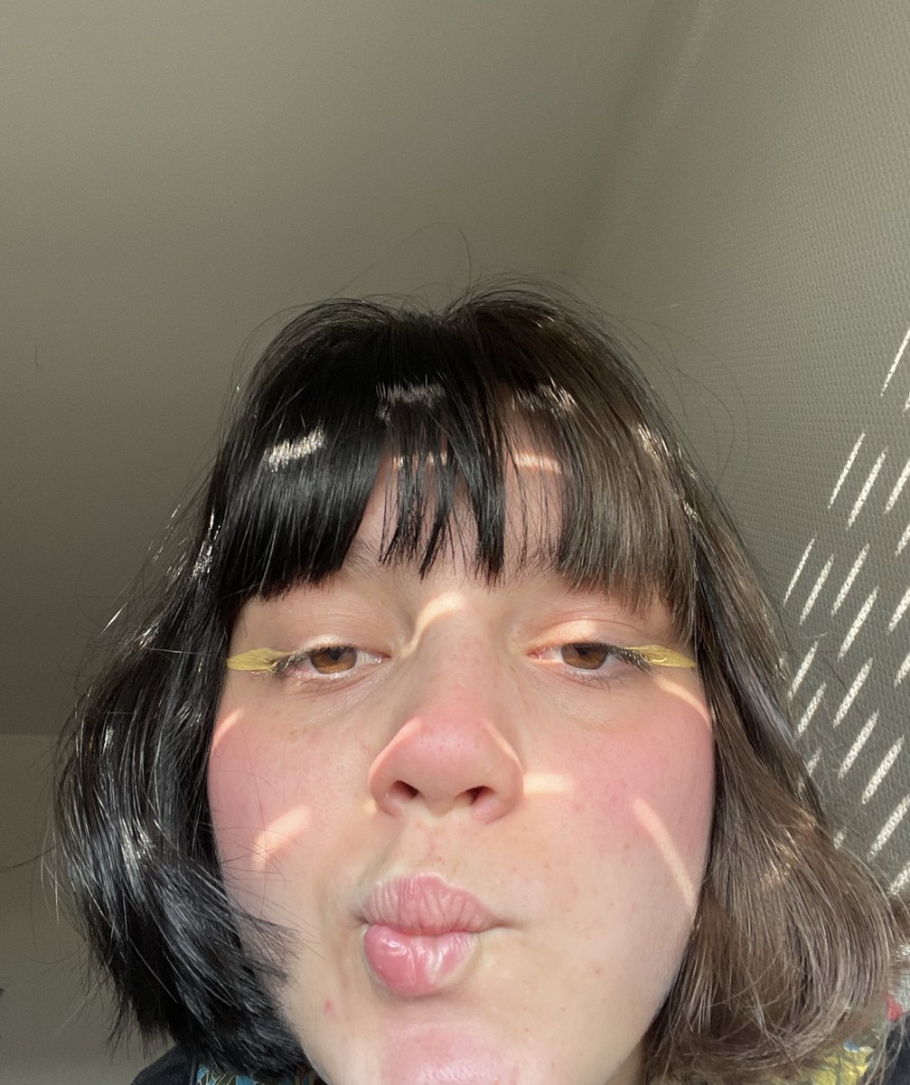 specialien_'s tweet photo. encore un jour où je vous fais bouffer mes fleurs 🌸🤠 https://t.co/10H4BgykjS
