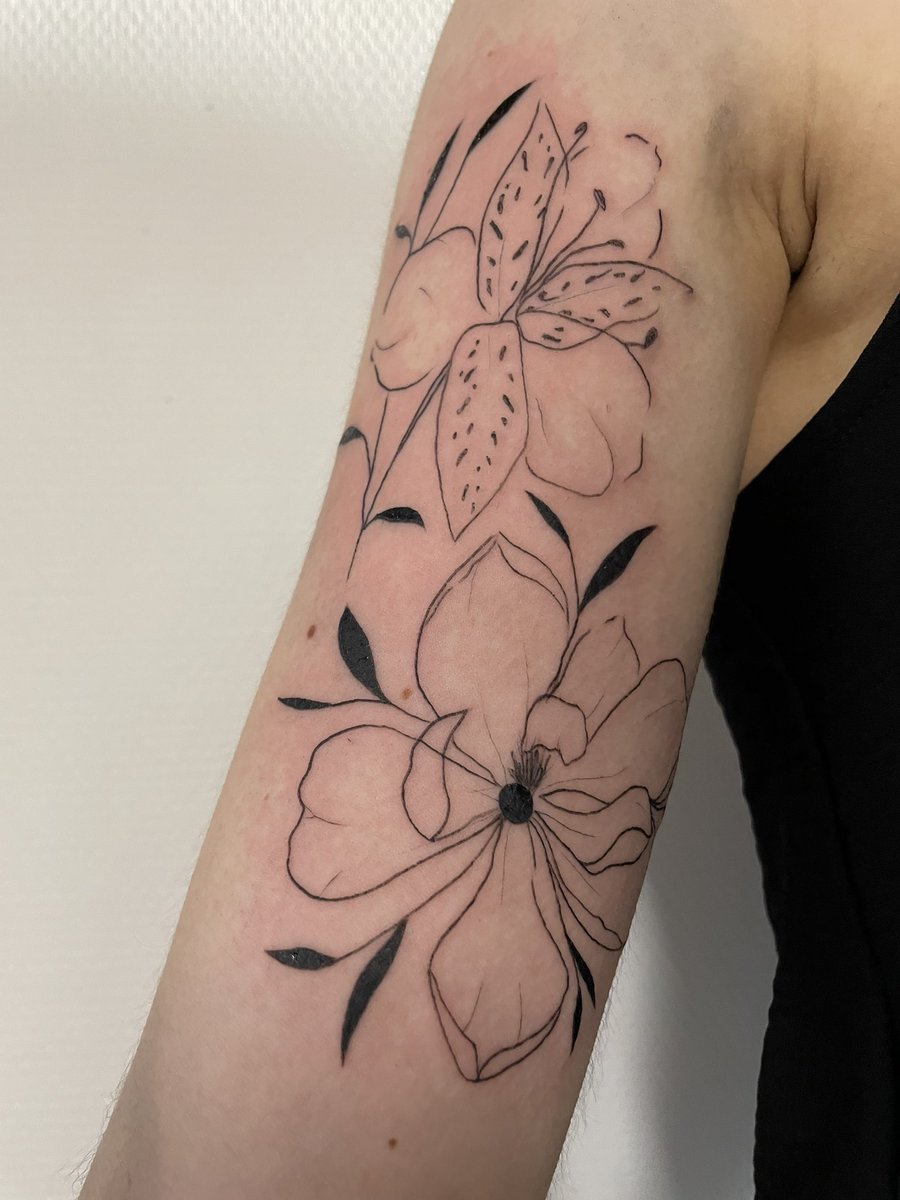 specialien_'s tweet photo. encore un jour où je vous fais bouffer mes fleurs 🌸🤠 https://t.co/10H4BgykjS