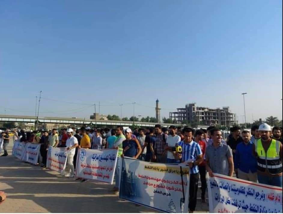 Hudme7's tweet photo. @hasan_alathary خريجو النفط مازالوا يطالبون بإدراج فقرة تعيينهم ضمن الموازنة العامة الإتحادية لعام ٢٠٢٢ لإستيعابهم وظيفيا
لا مكان لهم في المؤسسات الاخرى سوى في وزارة النفط والشركات النفطية

#تعيين_مهندسين_النفط_مطلبنا
#ادراج_تعيين_مهندسي_النفط_ضمن_الموازنه https://t.co/0B8Bw2x4a2