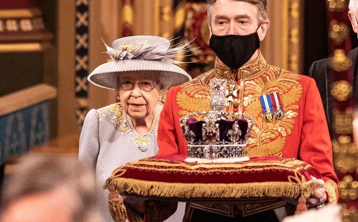 reperioverum's tweet photo. As 13m starve in the U.K..the establishment’s  priority is to drive a jewelled hat in a limo &amp; carry it round on a velvet cushion #AbolishTheMonarchy https://t.co/HXQvYT1Z3e