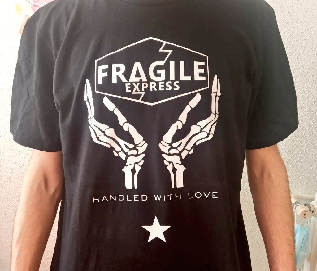 HideoKocina's tweet image. Camiseta terminada. #FragileExpress #DeathStranding